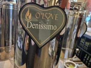 Metal container with Denissimo sign