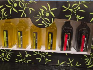 Gift set of 6 bottles including four olive oils and two balsamic vinegars
